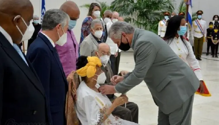 Gobierno cubano le entrega a la cantante Omara Portuondo el título de 'Heroína del Trabajo' y lo recibe de manos del propio Díaz-Canel
