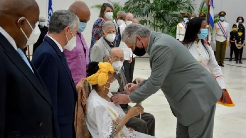 Gobierno cubano le entrega a la cantante Omara Portuondo el título de 'Heroína del Trabajo' y lo recibe de manos del propio Díaz-Canel