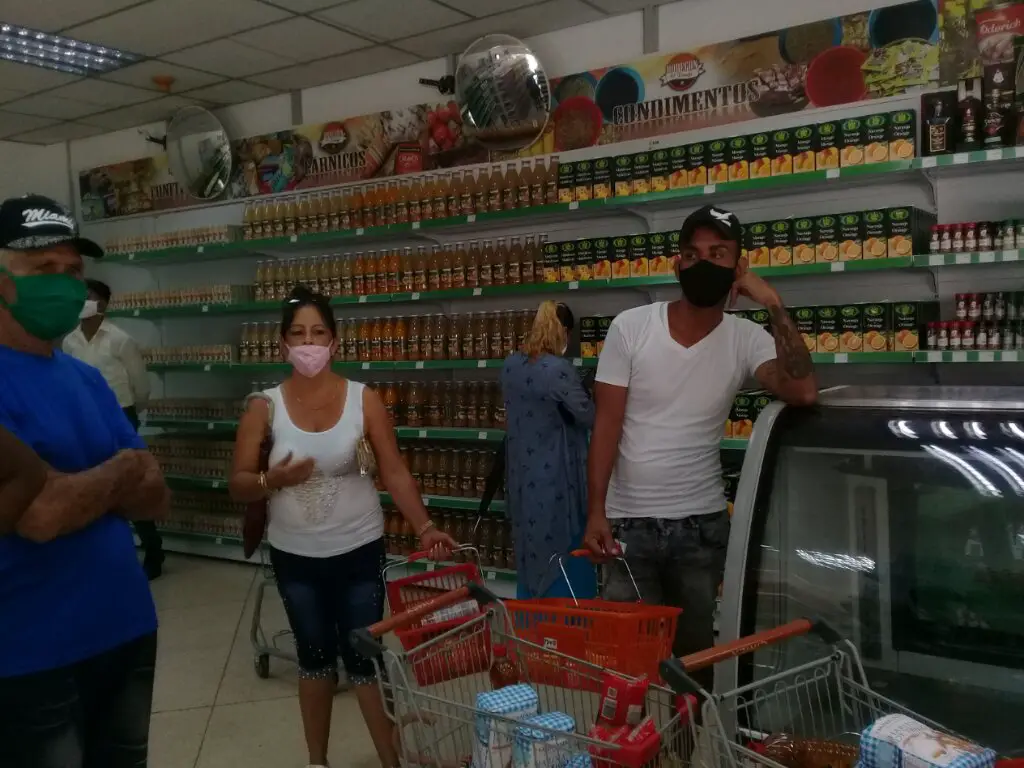 Hasta las pequeñas tiendas de barrio en Cuba cierran por desabastecimiento y abren al siguiente día con sus estantes llenos de mercancía en dólares