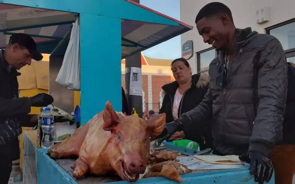 Migrantes cubanos en la frontera norte de México despiden el año echando alante sus propios negocios