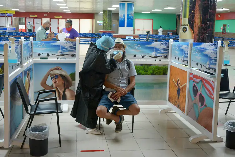 Más de la mitad de los viajeros internacionales que llegan a Cuba con coronavirus terminan propagando la enfermedad