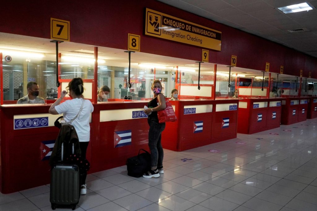 Más de 230 cubanos fueron detectados con visas fraudulentas al salir del país en 2021