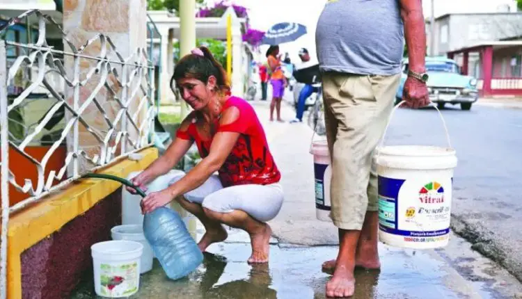 Gobierno cubano permitirá a partir de julio que los emigrados puedan pagarle el servicio de abastecimiento y saneamiento de agua desde el exterior a sus familiares