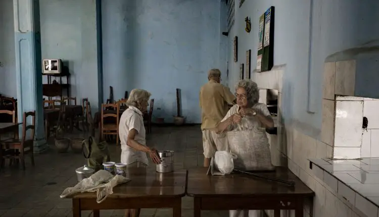 Cada día menos ancianos y personas de bajos ingresos acuden a los comedores sociales en Cuba por el aumento de precio de la comida