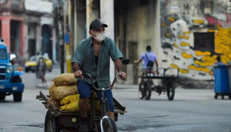 Con el aumento de precios, en Cuba o "pinchas" o te mueres de hambre