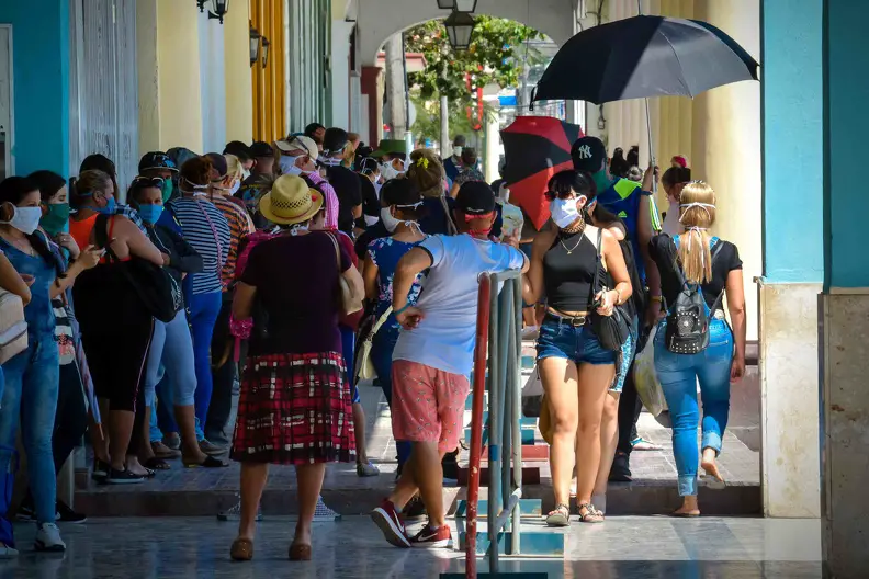 La cola, la carga con la que vienen cargando los cubanos desde hace décadas hasta para morirse