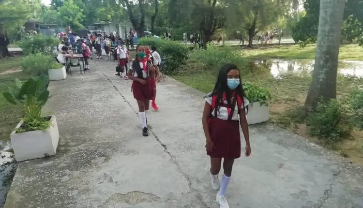 Gobierno cubano anuncia la paralización del curso escolar en 34 municipios del país por la gran cantidad de casos de coronavirus