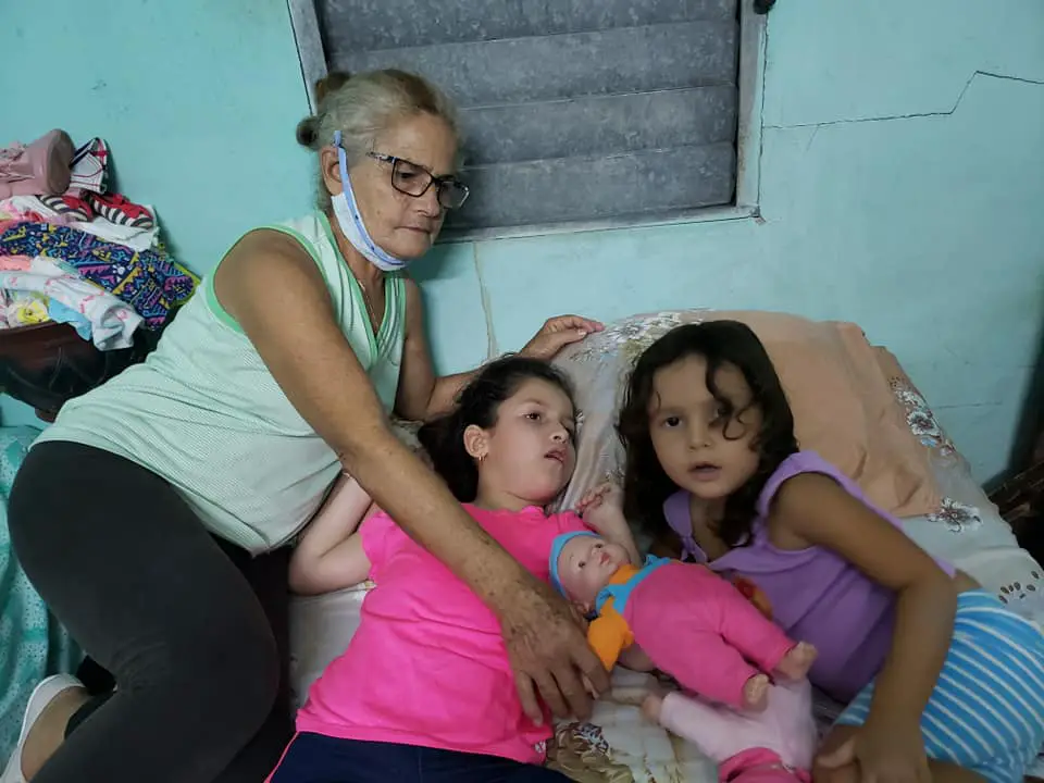 La madre de las niñas cubanas Ashlin y su hermana Aislin necesita 22 mil dólares para que sus dos hijas reciban tratamiento médico en EEUU