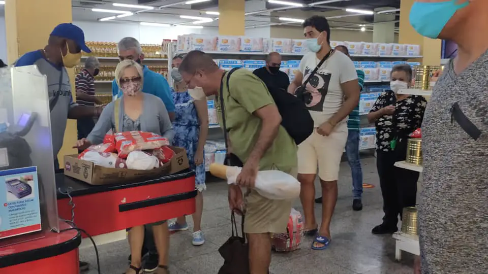 Gobierno cubano publica el listado oficial de tiendas que permanecerán recibiendo CUC por los próximo seis meses en todo el país