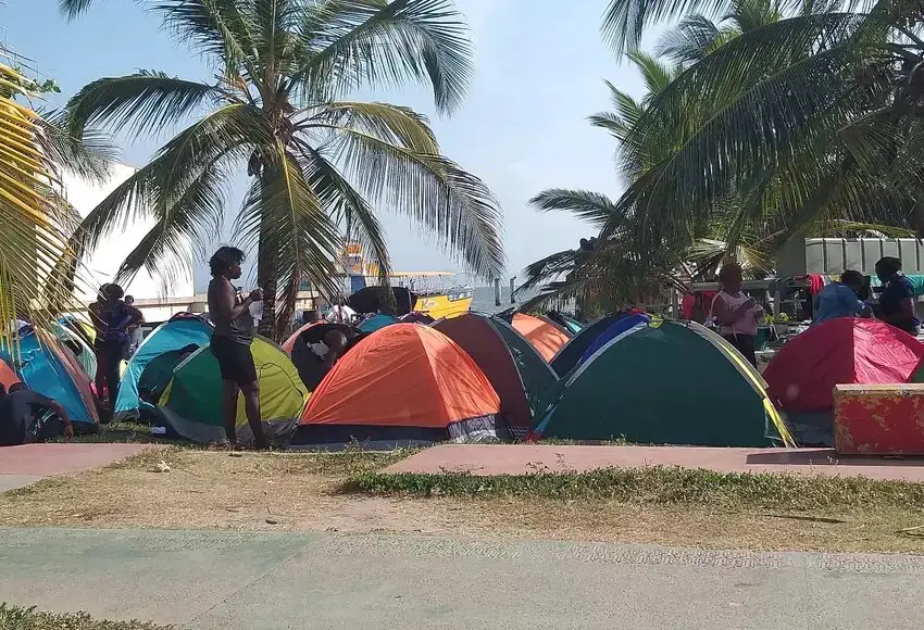 Cientos de migrantes cubanos llevan casi un mes varados en un rustico campamento en Colombia