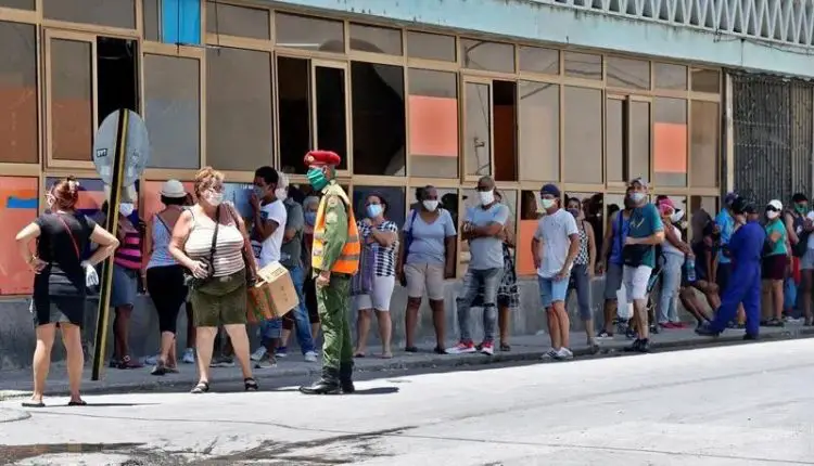 Cubanos se lanzan a las calles en La Habana a comprar todo lo que puedan almacenar de comida ante el temor de un nuevo cierre