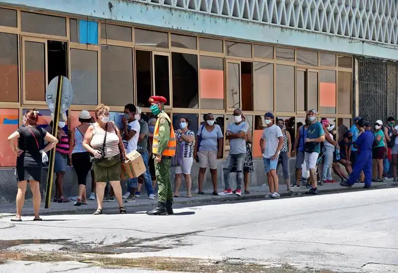 Cubanos se lanzan a las calles en La Habana a comprar todo lo que puedan almacenar de comida ante el temor de un nuevo cierre