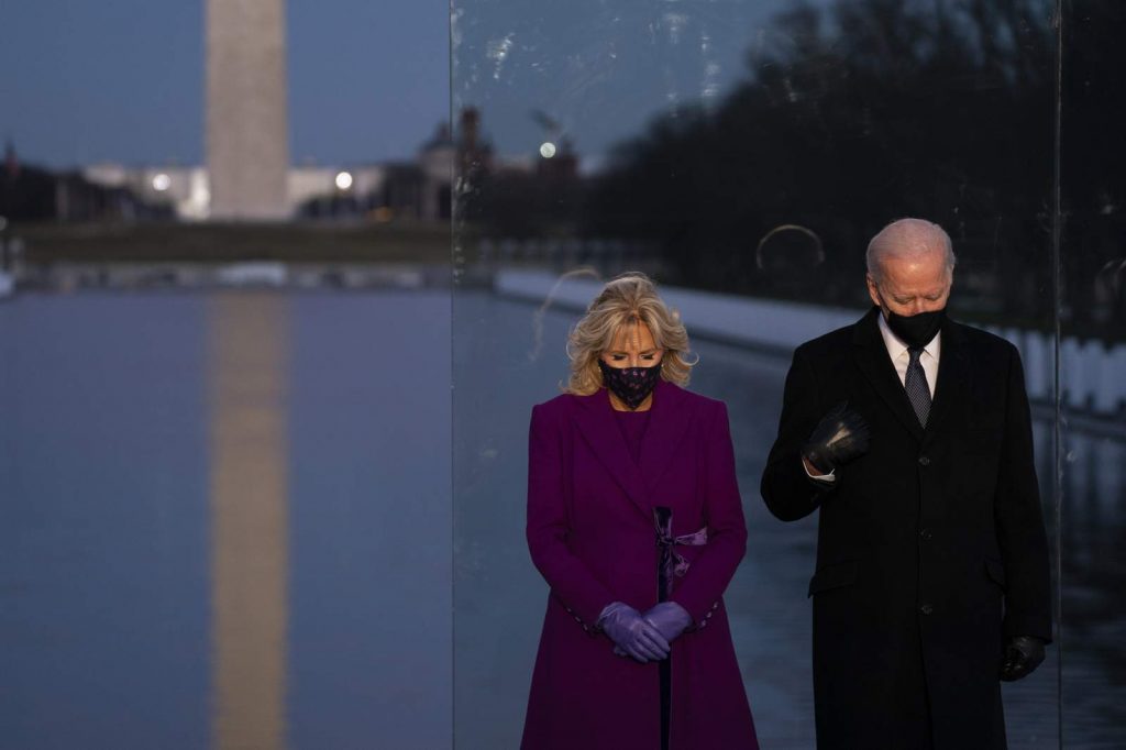 Biden que hoy, cuando asuma la presidencia, Estados Unidos tomará un "nuevo camino"