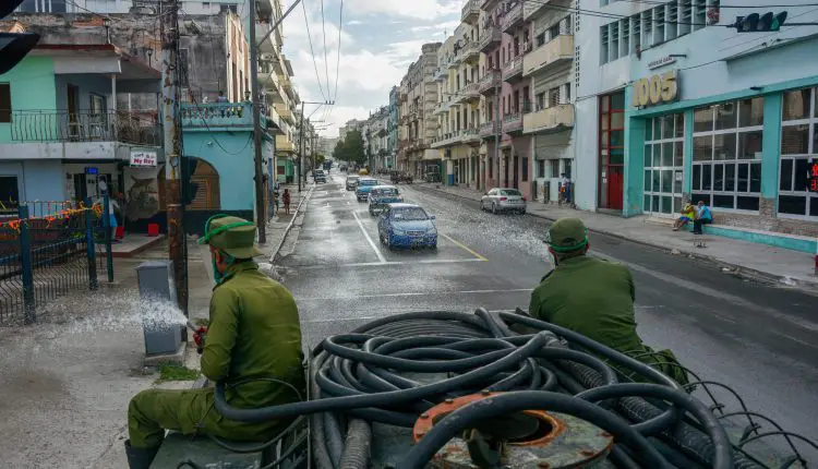 Regresan los camiones militares con agua clorada a desinfectar las calles de La Habana