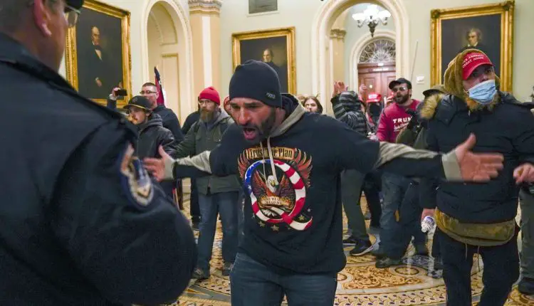 El FBI intentará rastrear y localizar a todos los que participaron de la insurrección que tomó el día de ayer el Capitolio