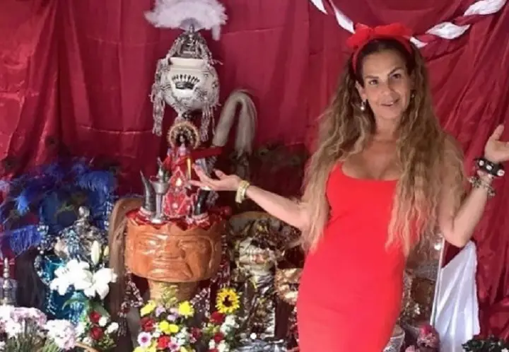 Vedette cubana Niurka Marcos celebra sus ocho años de santo con un gran altar: "Gracias a mi papá Changó"