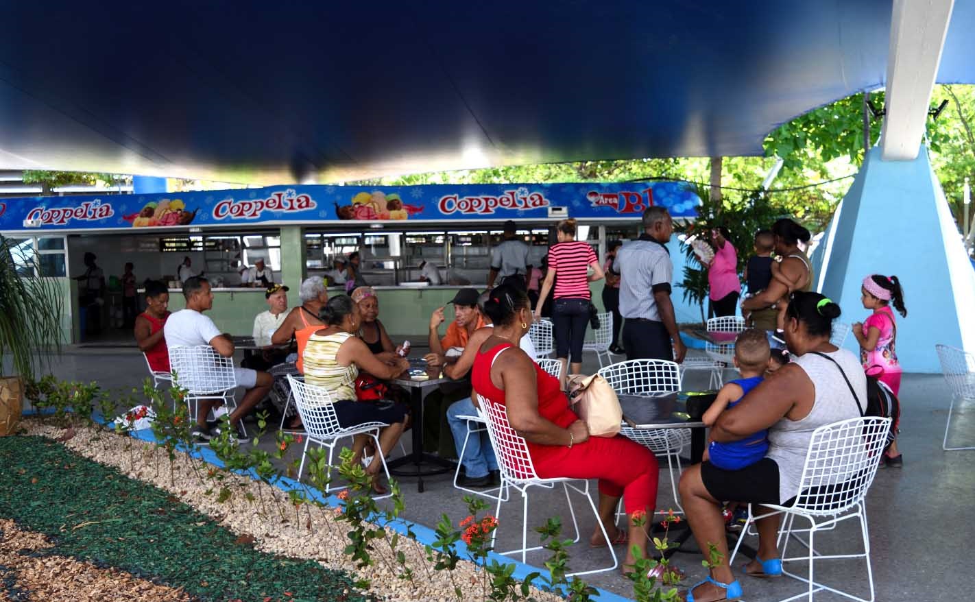 Cubanos reaccionan indignados a la rebaja del helado en el Coppelia