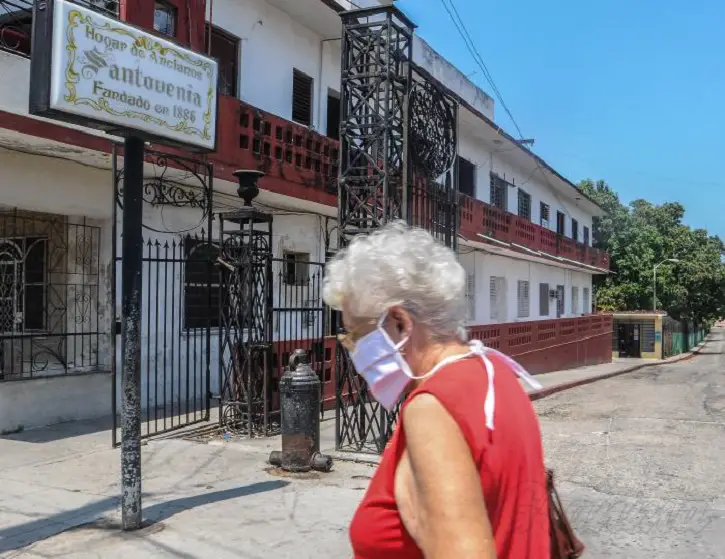 Cuidar ancianos se convierte en un negocio redondo en Cuba