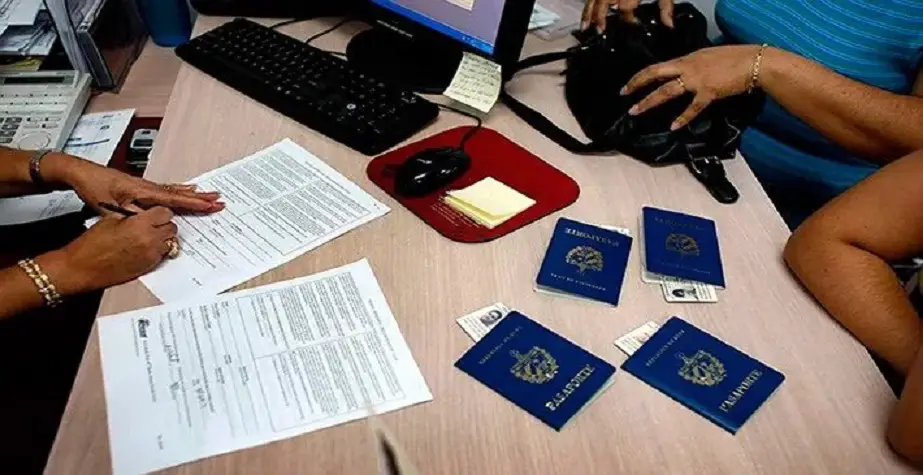 Aumentan el precio del pasaporte y la prorroga para los ciudadanos cubanos residentes en el exterior, además de las tarifas para trámites migratorios