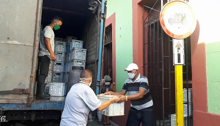 Gobierno cubano advierte que 300 mil trabajadores estatales podrían quedar desempleados en los próximos meses por la devaluación monetaria