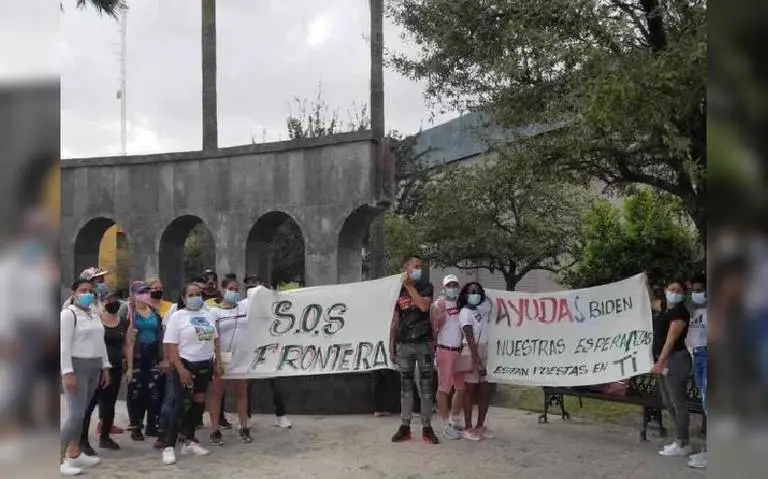 Cubanos protestan cerca de la frontera y piden a Joe Biden que cumpla su promesa para ayudarlos a pedir asilo político, pues llevan 2 años varados en México