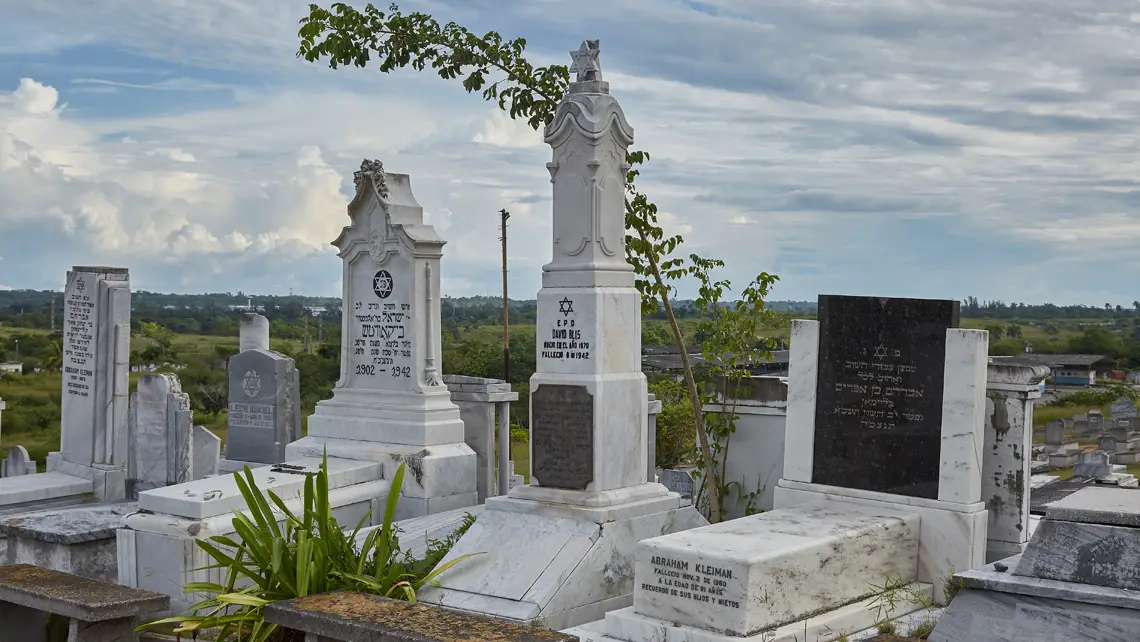 Los terrenos para edificar dicho cementerio, el primero en el país, fueron comprados por la United Hebrew Congregation