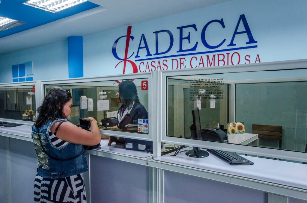 CADECA anuncia que trabaja para ofrecer "facilidades" a los cubanos que vayan a viajar y necesiten comprar divisas