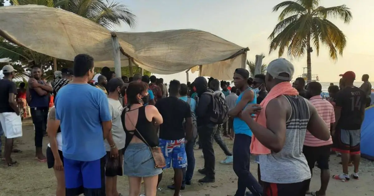 Casi 1000 cubanos están varados desde hace semanas en una playa de Colombia en espera de poder seguir camino hacia la frontera de Estados Unidos