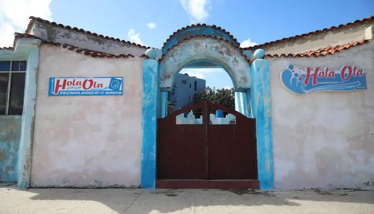 Olvidado, destruido y con gran parte de sus instalaciones a punto de derrumbe se encuentra el conocido Hola Ola del Malecón de La Habana