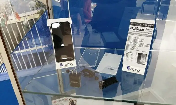 Cubanos denuncian que los teléfonos móviles que son vendidos en dólares por el Gobierno están presentando problemas técnicos