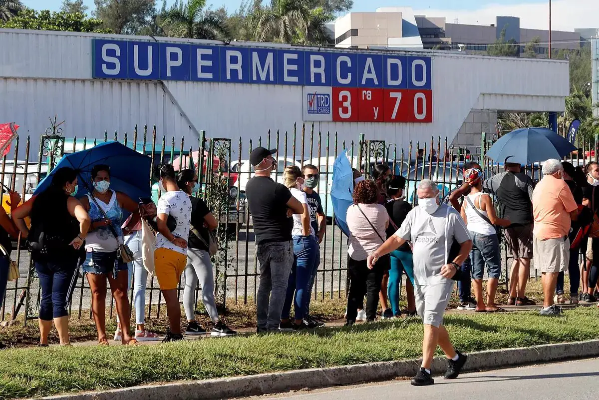 La tiendas en MLC que ha abierto el Gobierno en Cuba se han convertido en un negocio lucrativo para revendedores y acaparadores