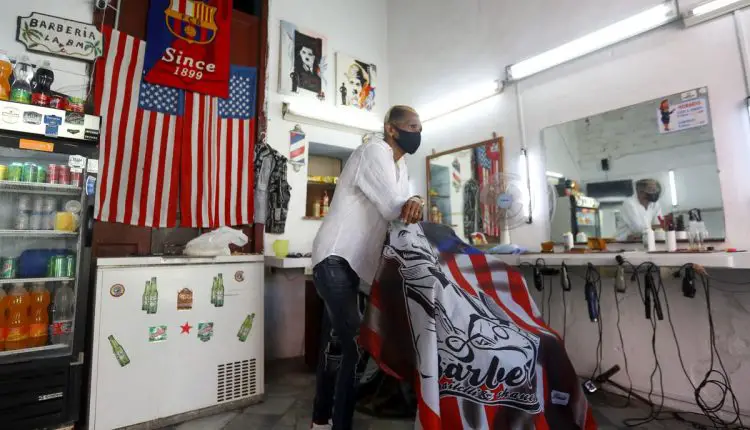 Los barberos se rebelan en Cuba ante los precios topados por el Gobierno: "Veremos a los cubanos dejarse las melenas porque así no vamos a trabajar"