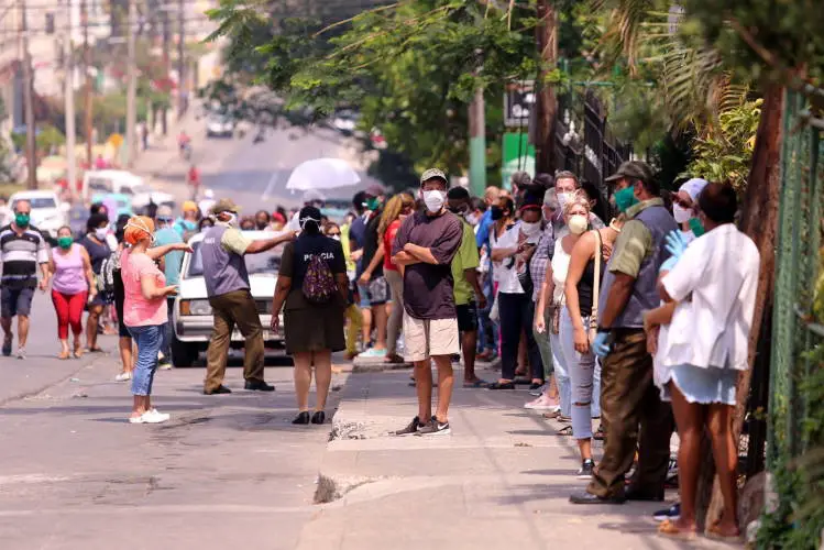 Cubanos de a pie le dejan claro al Gobierno que el verdadero foco de coronavirus en el país está en las inmensas colas provocadas por la escasez