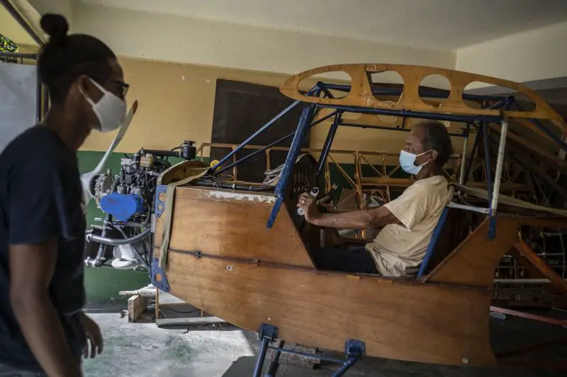 Cubano construye en el garaje de su casa en La Habana una avioneta que es capaz de volar por más de dos horas