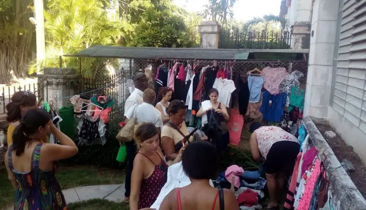 Las ventas de garaje en Cuba, y sobre todo en La Habana, se convierten en la opción perfecta para poder vestir ante la escasez provocada por la pandemia