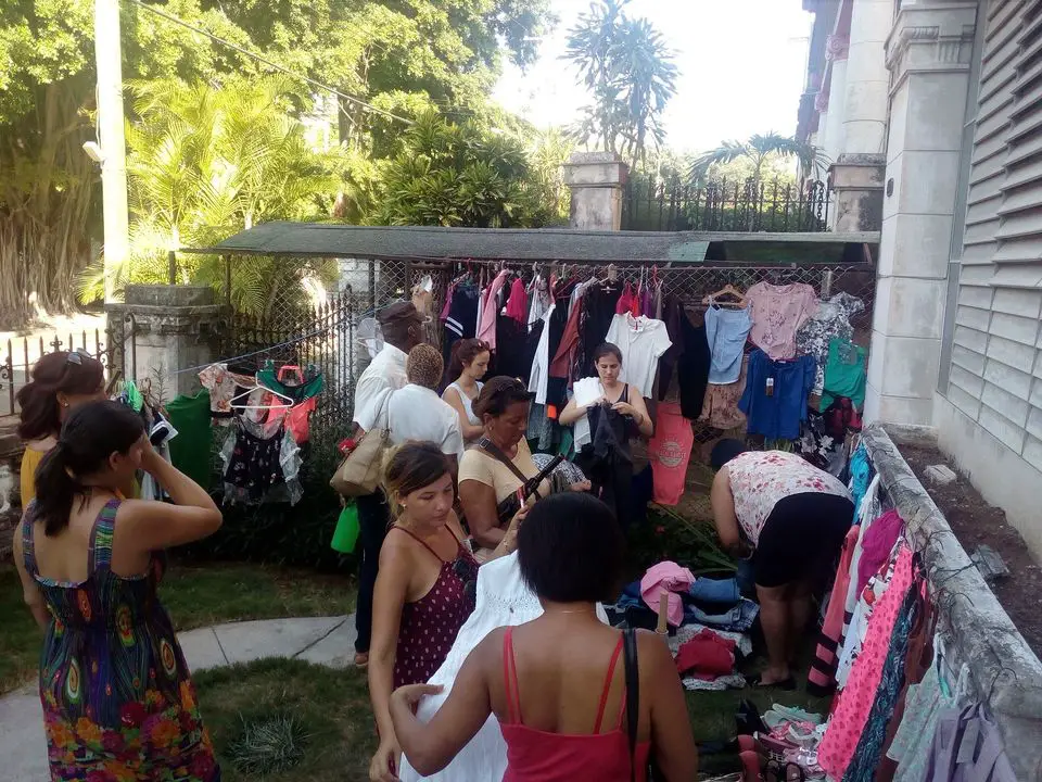 Las ventas de garaje en Cuba, y sobre todo en La Habana, se convierten en la opción perfecta para poder vestir ante la escasez provocada por la pandemia