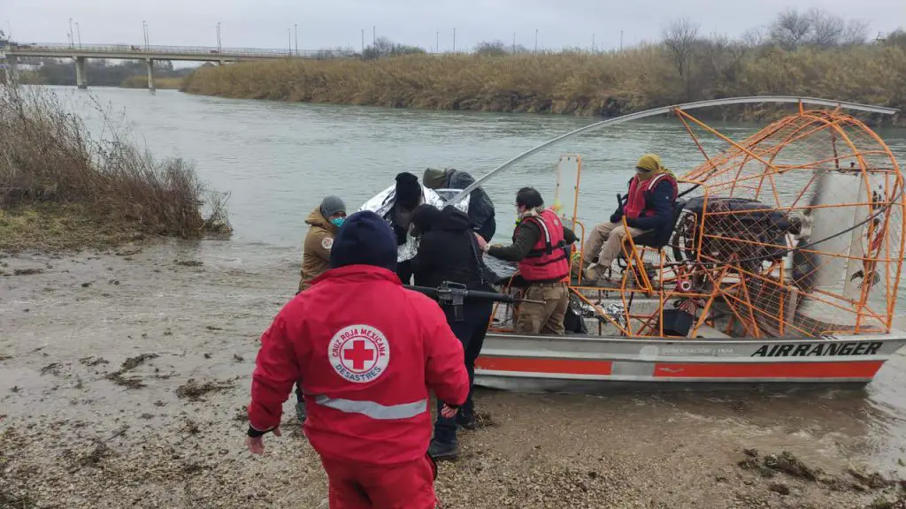 Tres migrantes cubanos son rescatados cuando estaban a punto de morir intentando cruzar el Río Bravo