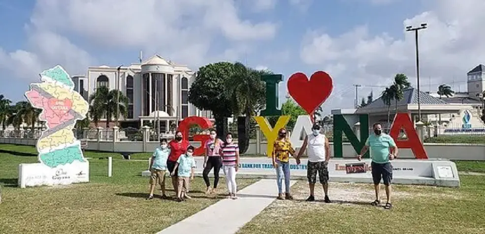 Decenas de familias cubanas quedan varadas en Guyana por trámites para emigrar a EEUU