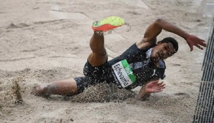 El atleta cubano Juan Miguel Echevarría rompe el récord mundial en el salto de longitud a sus 22 años de edad