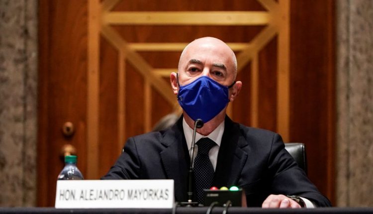 El Senado de Estados Unidos confirma al cubanoamericano Alejandro Mayorkas como secretario de Seguridad Nacional