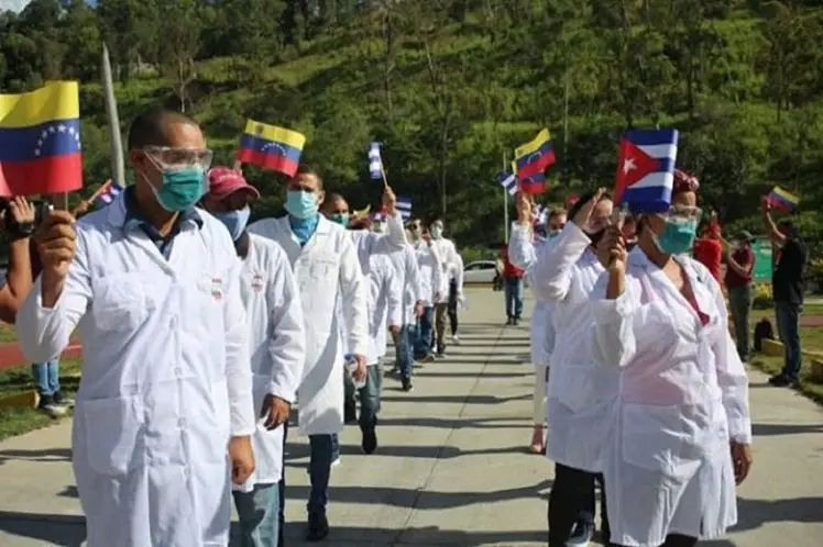 Nicolás Maduro ordena comenzar la inmunización de los médicos cubanos que cumplen misión oficial en Venezuela con la vacuna rusa Sputnik V