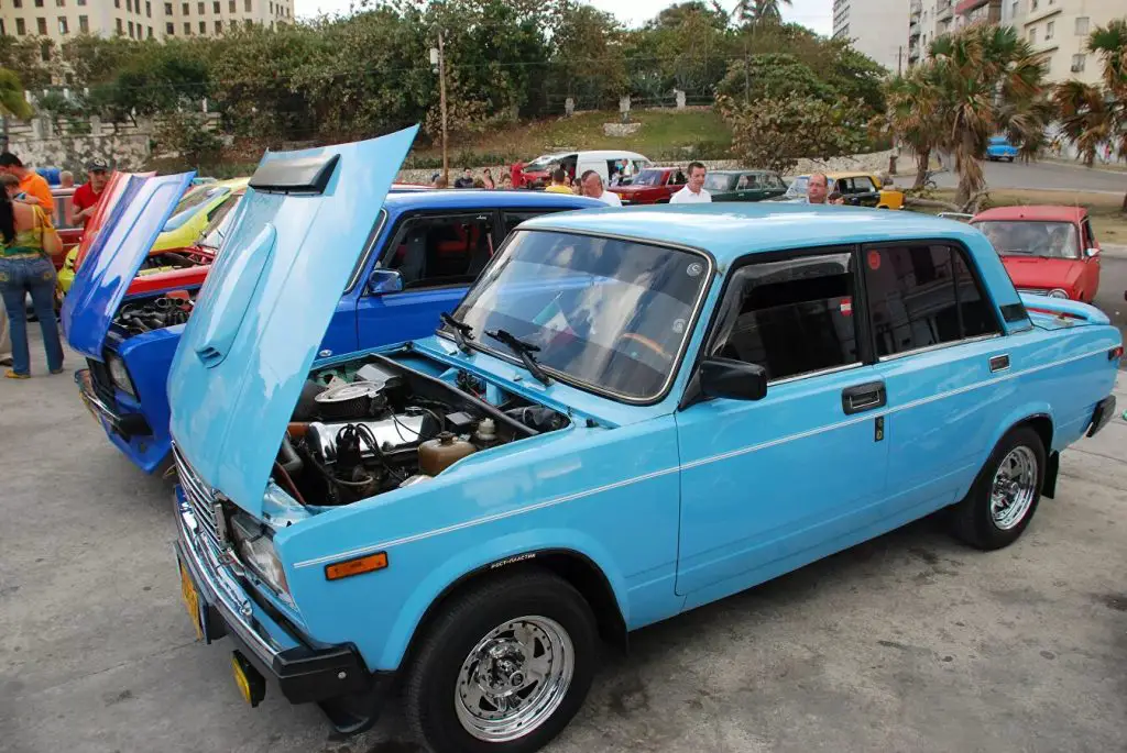 Ante la falta de opciones, vuelve a dispararse el precio de los automóviles rusos en Cuba
