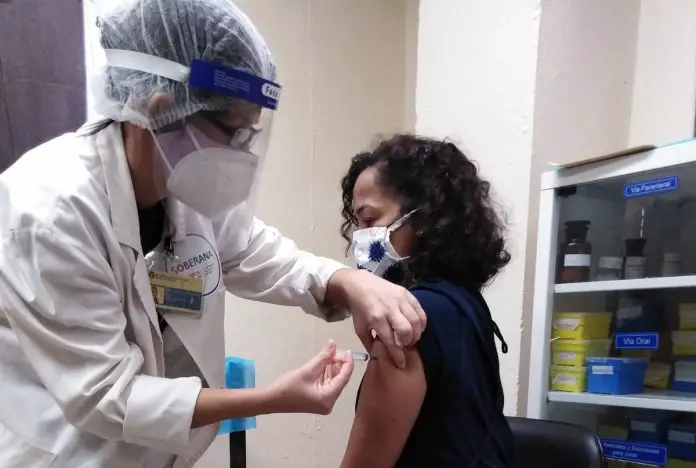 Cuba comenzó hoy a inmunizar a miles de trabajadores de la salud con su vacuna contra el coronavirus Soberana 02