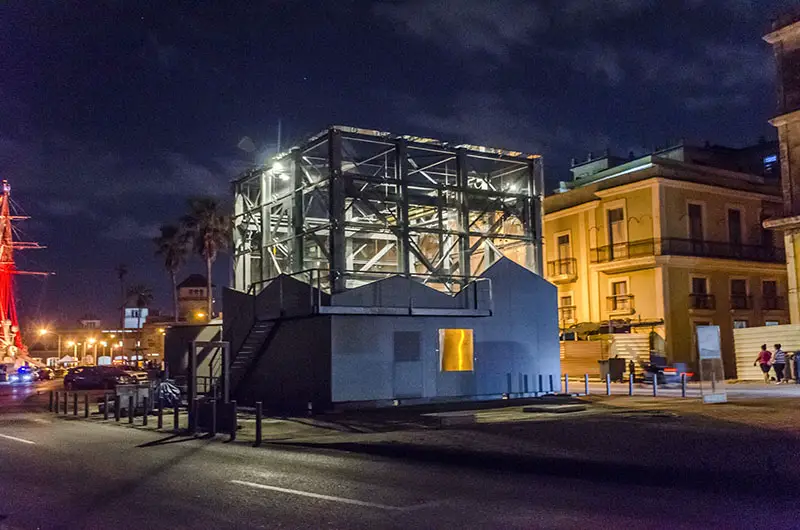 La caja de las sorpresas... ¿Sabes qué esconde este cubo de cristal que se levanta a solo metros de la Bahía de La Habana?