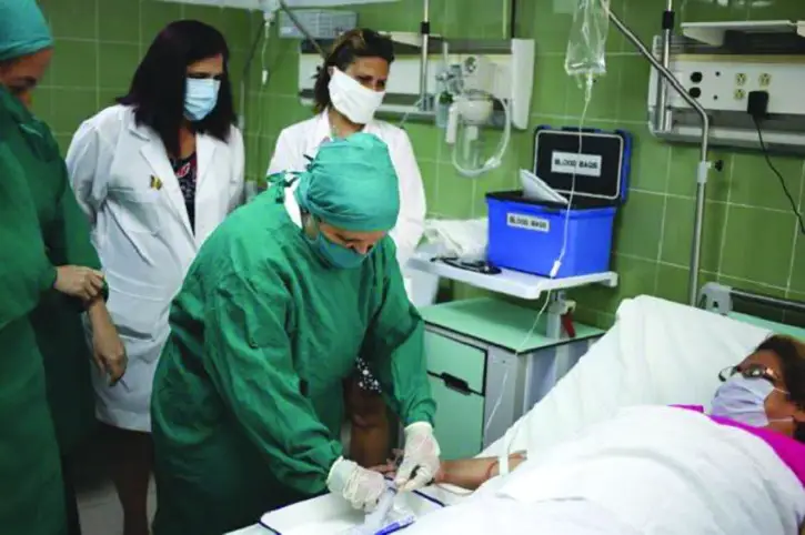 Médicos cubanos podrían ser obligados a asistir a los hospitales ante el alto número de estos que está solicitando licencia sin sueldo por temor a la COVID-19