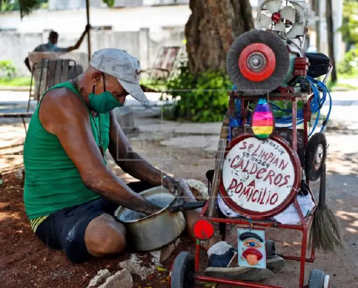 La escasez y la necesidad han creado oficios propios que solo existen en Cuba