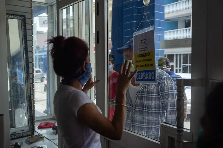 Cubanos vuelven a pedir trabajo en las empresas del Estado tras el aumento de salario