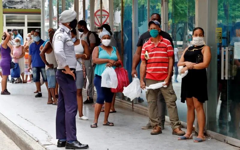 "¿Dónde hay?", la frase que se ha convertido en costumbre entre los cubanos en este 2021 marcado por la escasez