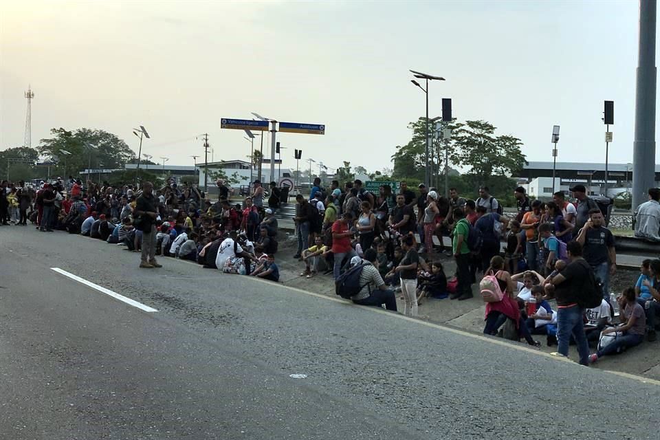 300 cubanos que marchaban en caravana al sur de México hacia los Estados Unidos son detenidos por el ejército en Chiapas