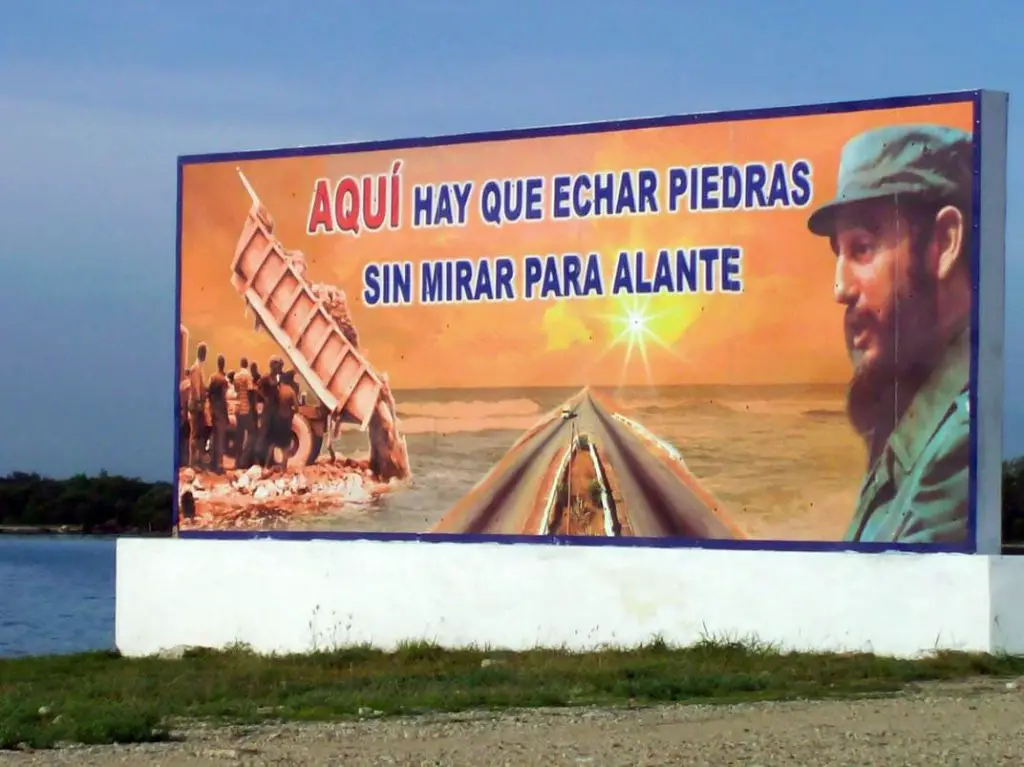 El desastre medioambiental del pedraplén que une a Cayo Coco con tierra firme, ideado por Fidel Castro